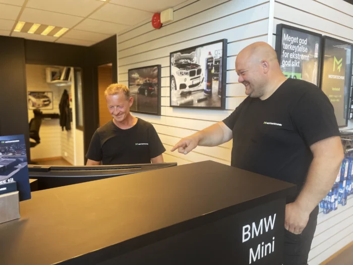 Mekaniker Jan Bergan (th) i prat med serviceleder BMW og Mini, Stian Rønning (tv).