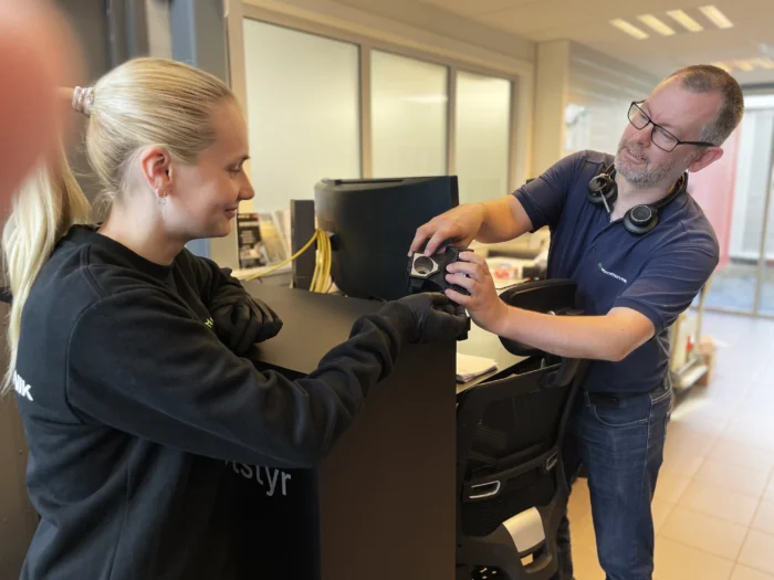 Mekanikerlærling Silje henter deler hos lager- og logistikkansvarlig Thor Granheim