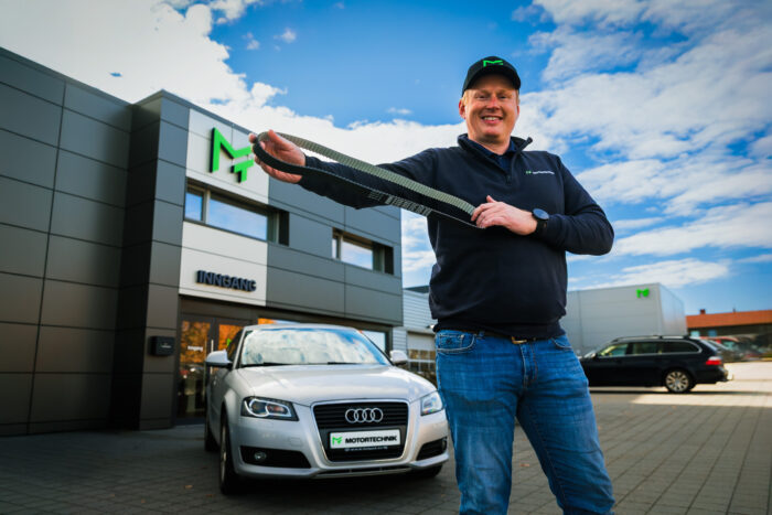 Serviceleder Atle Ballestad med registerreim utenfor Motortechniks nye verksted på Nenset.
