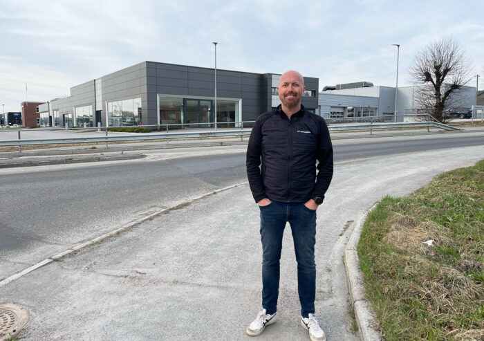 Henrik Hagerup foran bygget på Nenset der Motortechnik flytter inn i september