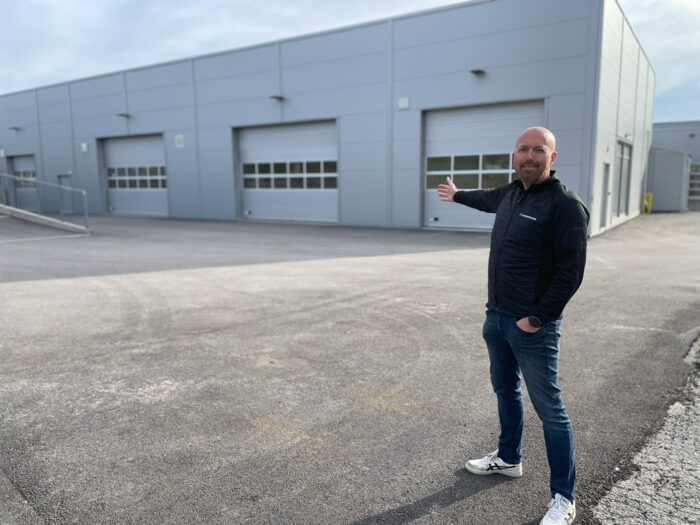 Henrik Hagerup viser hallene som Motortechnik vil disponere i de nye lokalen på Nenset