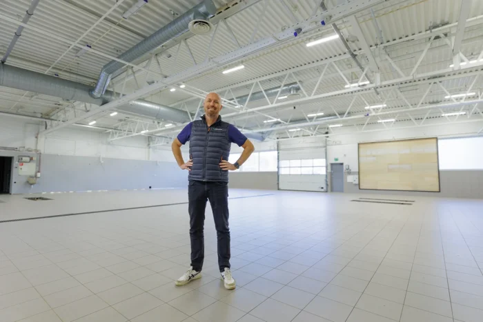 Daglig leder Henrik Hagerup viser de nye lokalene på Nenset