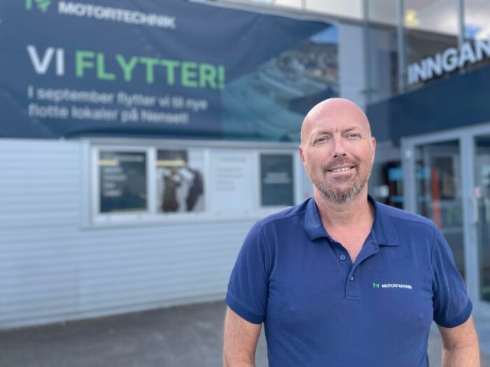 Daglig leder Henrik Hagerup foran inngangen til Motortechnik på Rødmyr